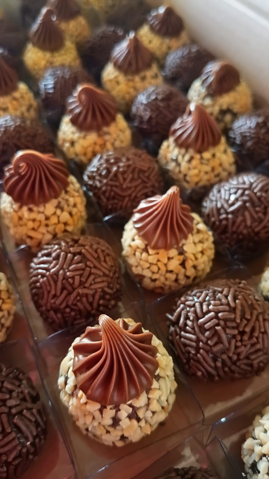 Brigadeiros Gourmet (Tradicional e Amendoim)